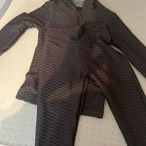 NWOT- Awesome workout - everyday wear-super soft -accentuates curves-2 piece S/M